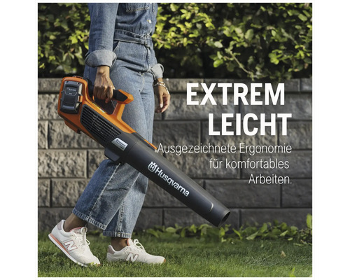 Femme portant un souffleur de feuilles à batterie de la marque Husqvarna