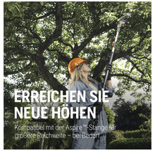 Femme portant un casque utilise une cisaille à branches télescopique pour tailler les arbres.