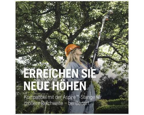 Femme portant un casque utilise une cisaille à branches télescopique pour tailler les arbres.