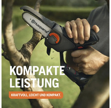 Tronçonneuse à batterie Husqvarna en cours d'utilisation pour couper une branche