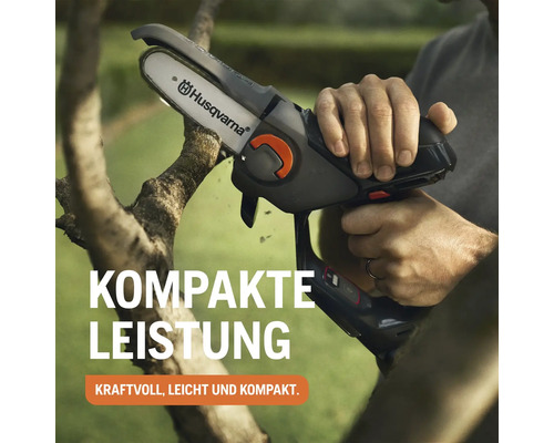 Tronçonneuse à batterie Husqvarna en cours d'utilisation pour couper une branche