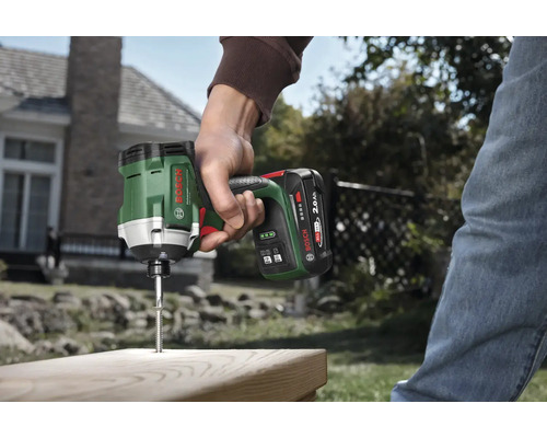 Bosch Akku-Schlagschrauber UniversalImpactDrive 18V beim Verschrauben einer langen Schraube in ein Holzbrett im Außenbereich.