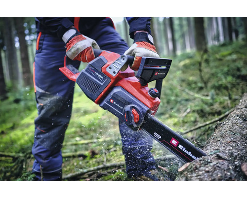 Une personne coupe une bûche avec une tronçonneuse à batterie Einhell.