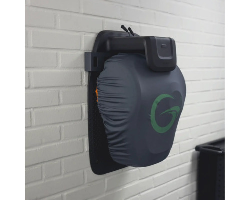 Gardena Mähroboter Garage an einer Wand montiert