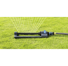 Arroseur de pelouse en marche sur une pelouse