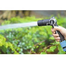 Pistolet d'arrosage de tuyau d'arrosage en cours d'utilisation pour arroser les plantes