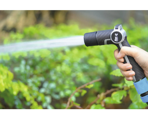 Pistolet d'arrosage de tuyau d'arrosage en cours d'utilisation pour arroser les plantes