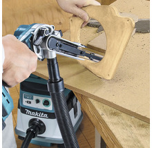 Lime à bande Makita utilisée pour poncer une découpe circulaire dans le bois avec aspirateur Makita raccordé pour l aspiration des poussières.