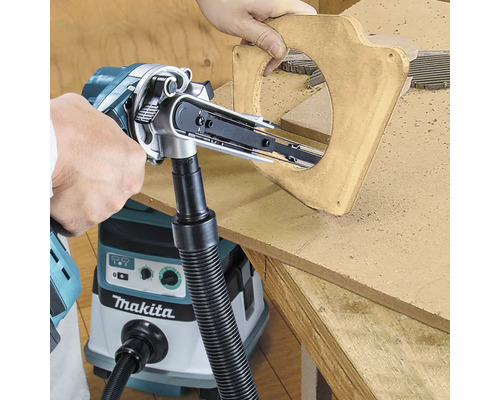 Lime à bande Makita utilisée pour poncer une découpe circulaire dans le bois avec aspirateur Makita raccordé pour l aspiration des poussières.