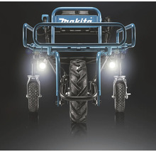 Brouette à batterie Makita avec phares allumés, châssis en métal bleu et trois roues. Makita Logo.