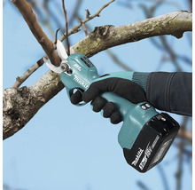 Sécateur sans fil Makita avec moteur sans charbon pour couper une branche avec une batterie de 18 Volts.