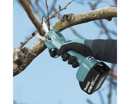 Sécateur sans fil Makita avec moteur sans charbon pour couper une branche avec une batterie de 18 Volts.