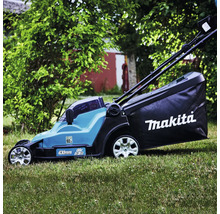 Tondeuse à gazon sans fil Makita avec largeur de coupe de 430 millimètres et bac de ramassage en action sur une pelouse dans un jardin.