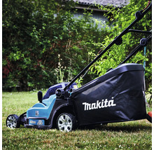 Tondeuse à gazon sans fil Makita, 36 Volt, largeur de coupe 430 millimètres, avec bac de ramassage et Makita Logo sur une pelouse dans un jardin.