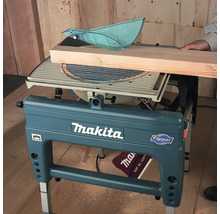 Scie à onglet et sur table de chantier Makita Flipper en train de couper une planche de bois.