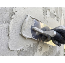 Application d'enduit avec une lisseuse sur un mur