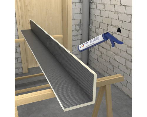 Anwendung eines Montageklebers auf eine Bauplatte zur Wandgestaltung