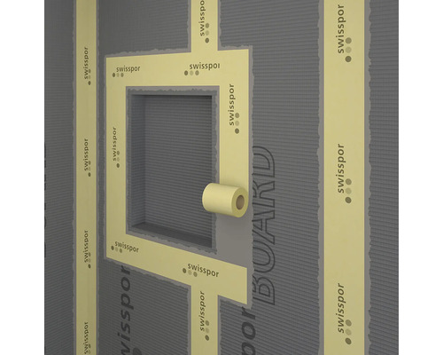 Vue détaillée d'une plaque isolante avec bande d'étanchéité autour d'une ouverture de fenêtre.