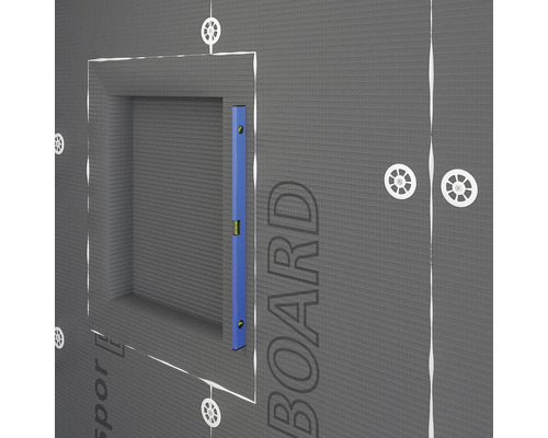 Installation d'une paroi de douche avec des éléments de montage et un niveau à bulle