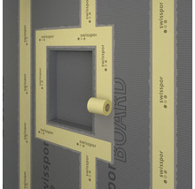 Vue détaillée d'une plaque isolante avec bande d'étanchéité autour d'une ouverture de fenêtre.