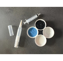 Stylo de retouche, seringue et godets de peinture