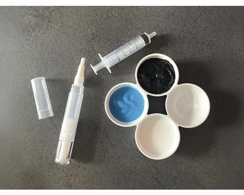 Stylo de retouche, seringue et godets de peinture