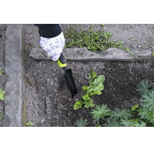 Jardinage avec une truelle dans une plate-bande