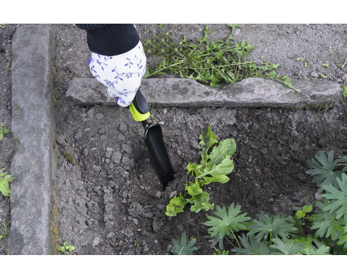 Jardinage avec une truelle dans une plate-bande