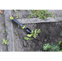 Scène de jardin avec un tire-racines pour enlever les mauvaises herbes
