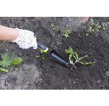 Jardinage avec une plantoir dans une terre sombre, protégé par des gants de jardinage.