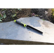 Outil de jardinage pour la plantation sur une plaque de pierre