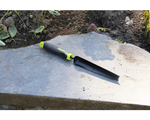 Outil de jardinage pour la plantation sur une plaque de pierre