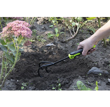 Gartenhacke im Einsatz zur Bodenbearbeitung im Garten.