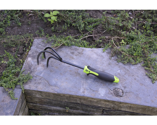 Gartenkralle mit drei Zinken für die Gartenarbeit