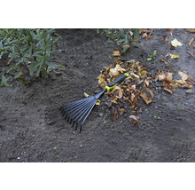 Râteau de jardin pour ramasser les feuilles sur le sol.
