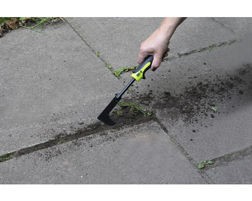 Désherbeur de joints utilisé pour enlever les mauvaises herbes entre les pavés