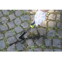 Gratte-joints de jardin en utilisation sur des pavés