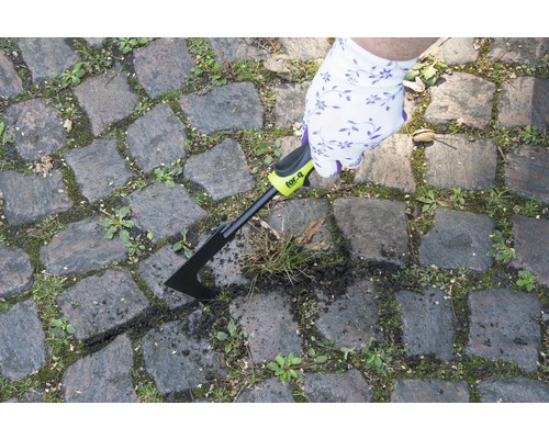 Gratte-joints de jardin en utilisation sur des pavés