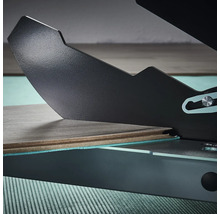 Coupe-laminé en cours d'utilisation pour couper un morceau de stratifié