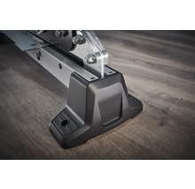 Gros plan sur un pied de machine en métal et plastique.