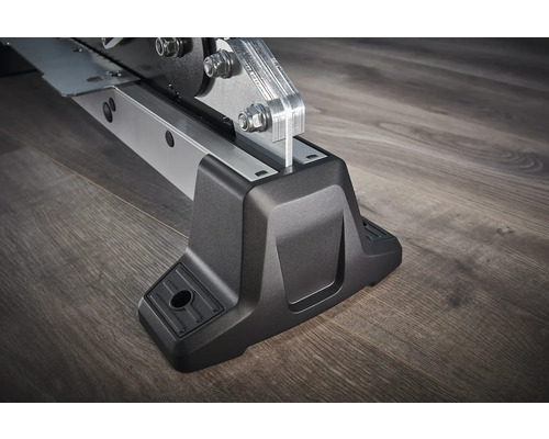 Gros plan sur un pied de machine en métal et plastique.