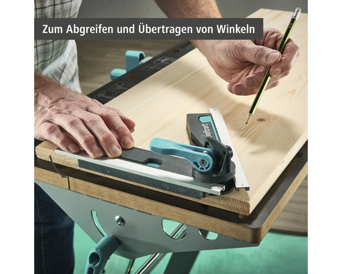 Une personne utilise une fausse équerre pour reporter un angle sur une planche de bois.