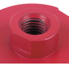 Nahaufnahme eines roten Metallteils mit Innengewinde zur Werkzeugmontage.