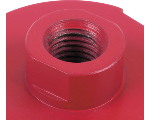 Nahaufnahme eines roten Metallteils mit Innengewinde zur Werkzeugmontage.