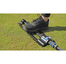 Arroseur de jardin avec commande au pied sur la pelouse