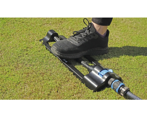 Arroseur de jardin avec commande au pied sur la pelouse
