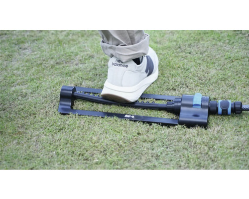 Arroseur rectangulaire avec pied sur pelouse