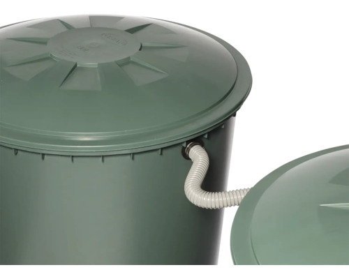 Zwei grüne Regentonnen aus Kunststoff mit Deckel, verbunden durch einen flexiblen Schlauch zur Regenwassernutzung.