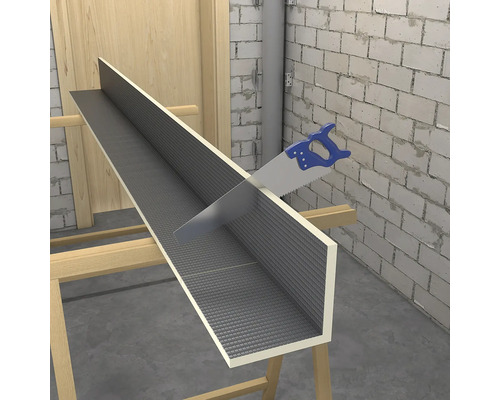 Blaue Handsäge schneidet ein L-förmiges Bauplattenelement mit grauer Gitteroberfläche auf Holzböcken in einem hellen, unfertigen Raum.