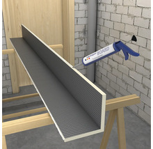 Swisspor BOARD Winkelelement auf einem Sägebock beim Auftragen von Polyurethan-Montagekleber mit einer Kartuschenpresse.